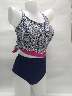 Boyshorts水着のタンキニトップ